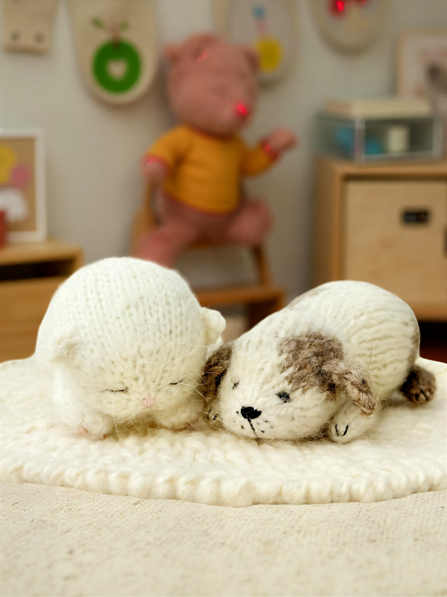 Sleeping kitten and Barnie the puppy knitting pattern