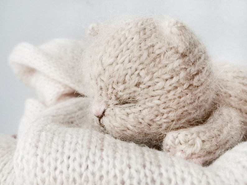 Sleeping Kitten Knitting Pattern