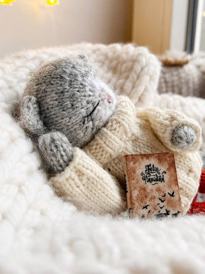 Mia the Sleeping Kitty knitting pattern