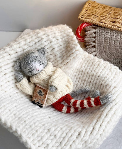 Mia the Sleeping Kitty knitting pattern