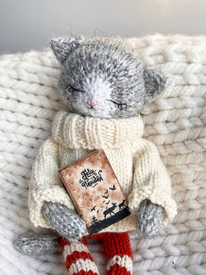 Mia the Sleeping Kitty knitting pattern