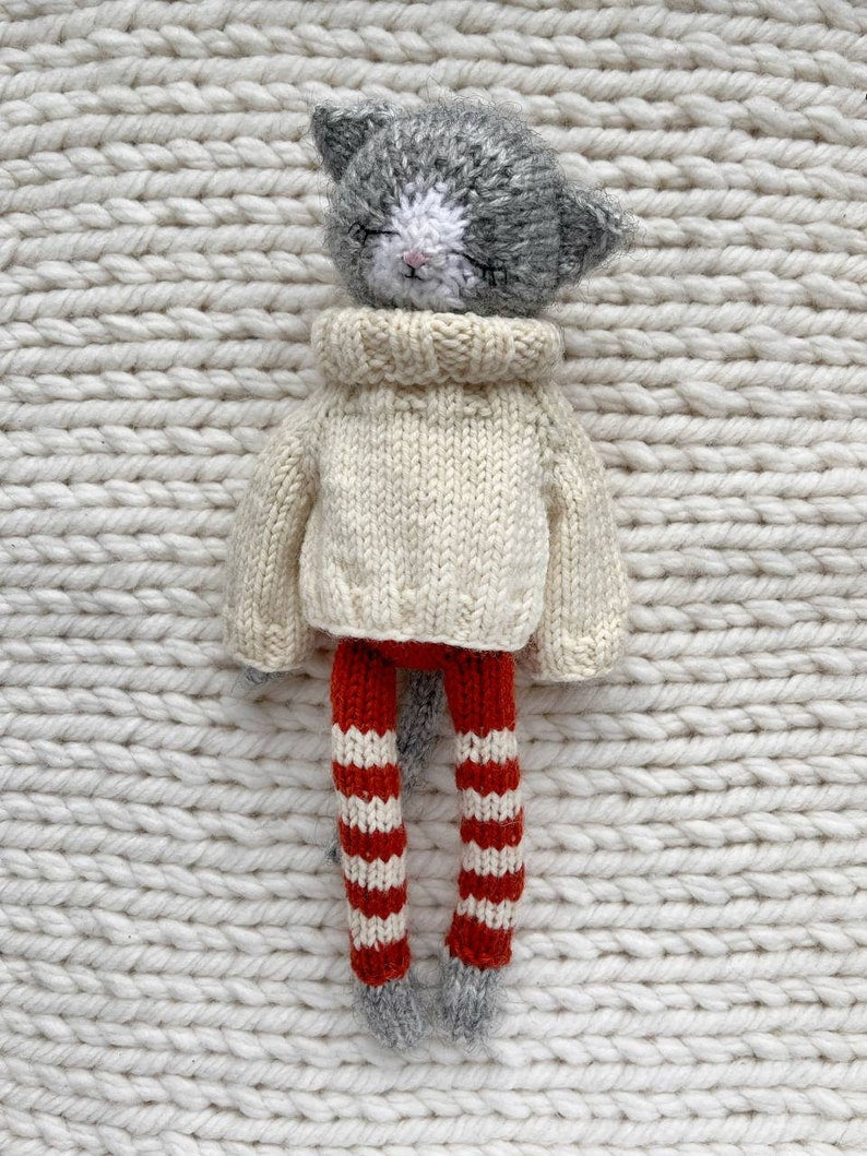 Mia the Sleeping Kitty knitting pattern